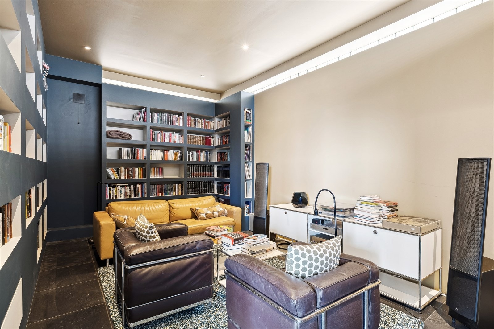 Bibliotek med riktig og lett belysning via glass oppunder taket. Galleribilde