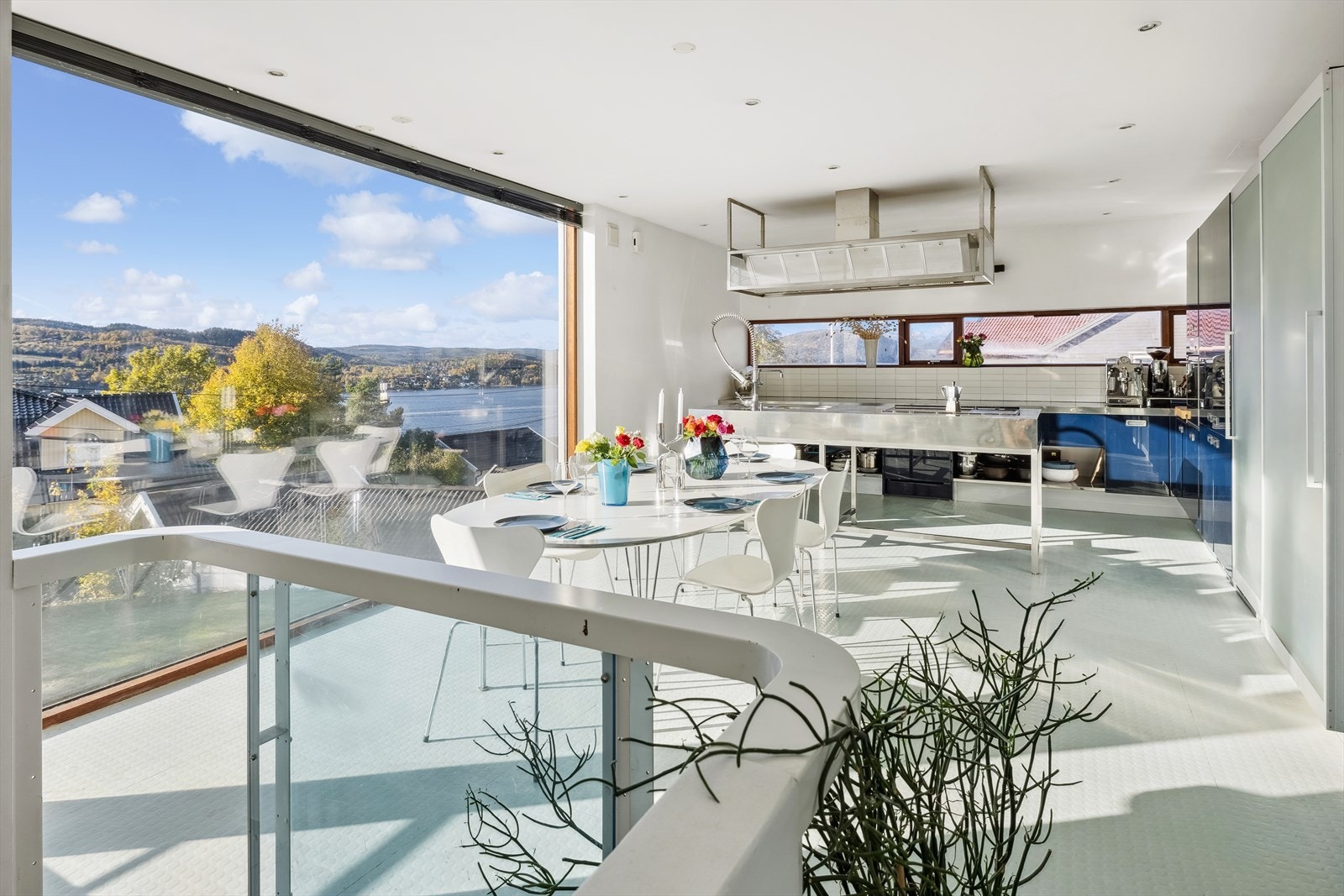 Samle familie og venner til hyggelige måltider med flott utsyn over fjorden. Galleribilde