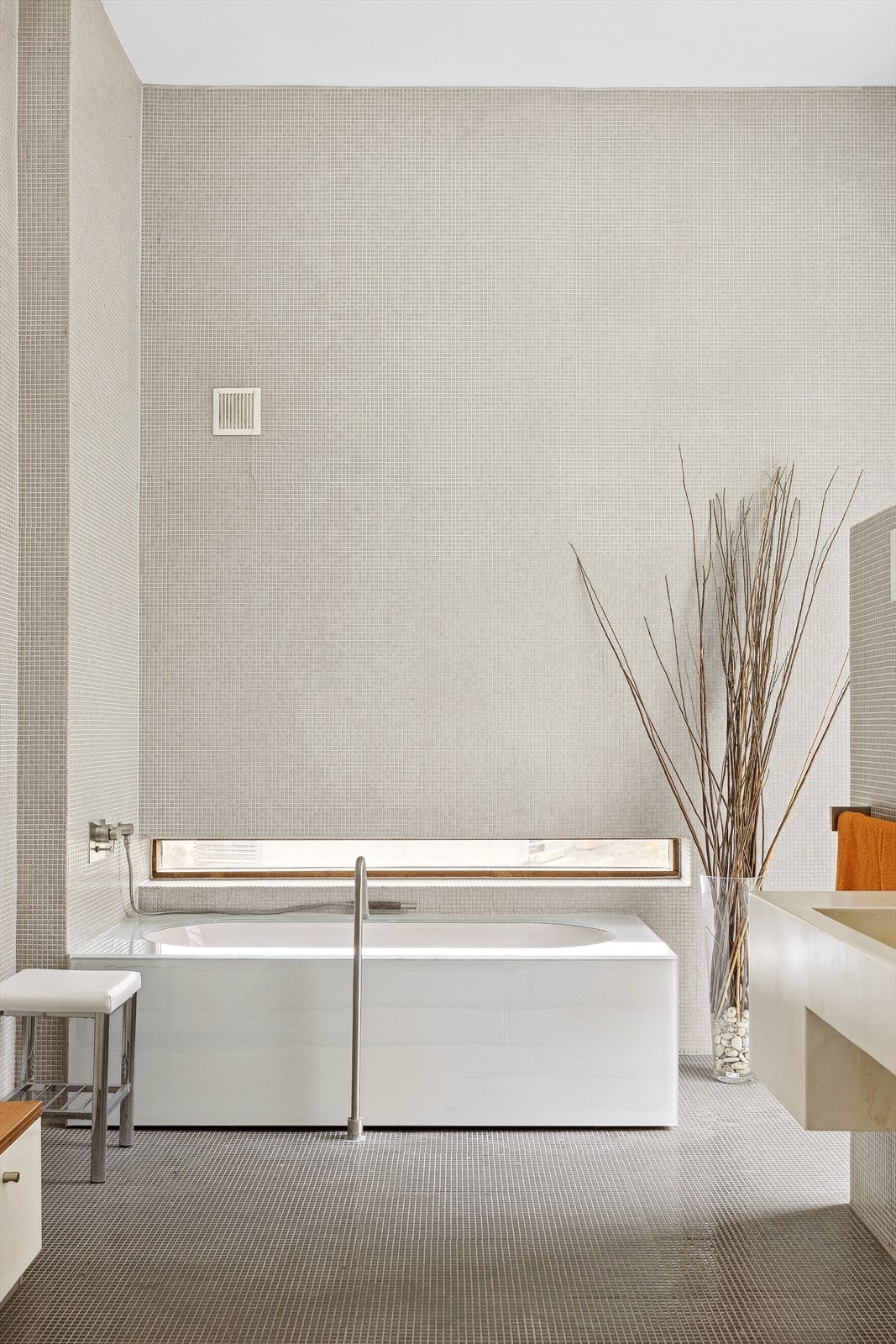 Rommet innbyr til velvære med bl.a. badekar og integrerte høyttalere i himling. Galleribilde