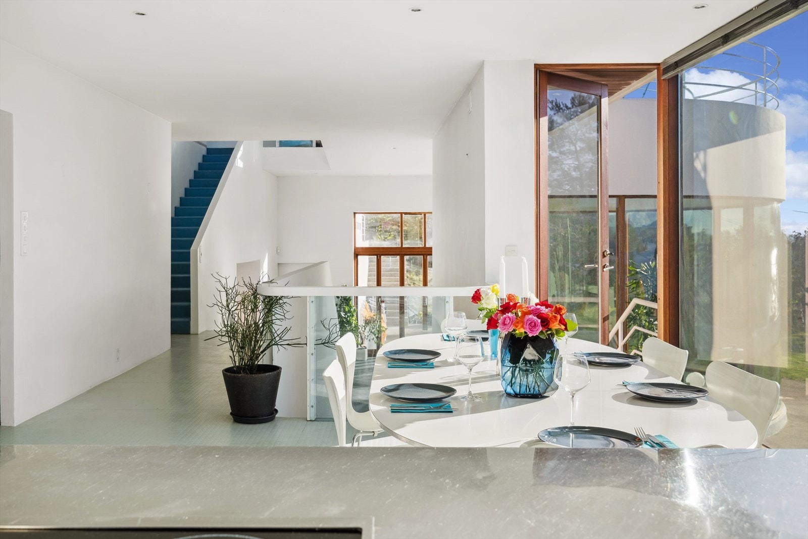 Kjøkken beliggende trapp opp fra stuen med plass til større spisegruppe i rommet. Galleribilde