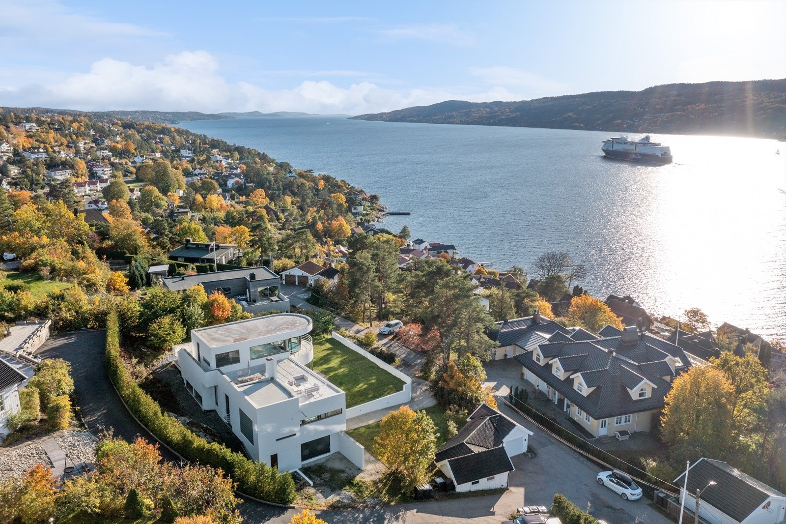 En praktbolig med unikt design på 328 m². Kort avstand til skoler og barnehager. Galleribilde