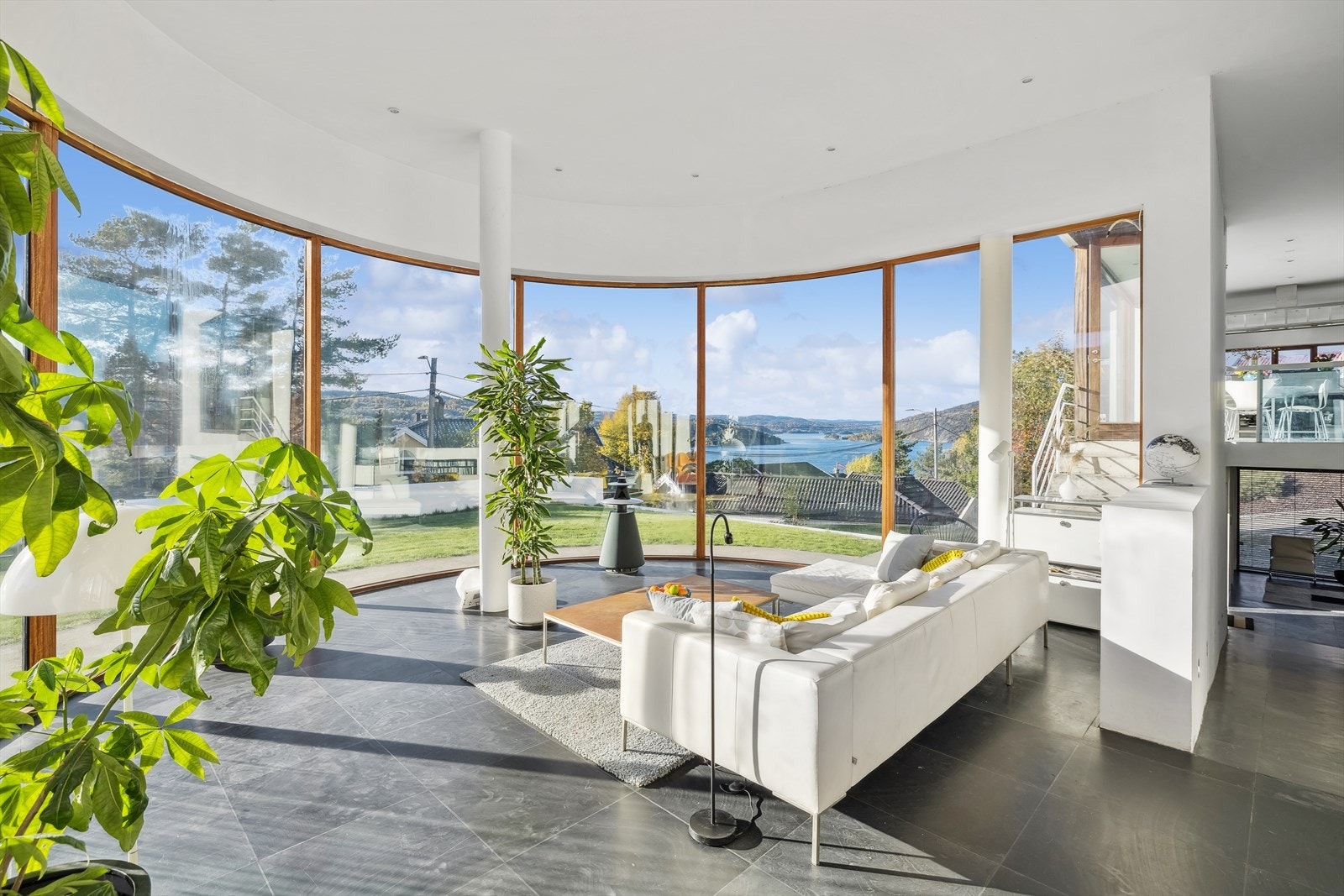 Generøse vindusflater gir rikelig med naturlig belysning i rommet og nydelige utsiktsforhold rett fra sofakroken. Galleribilde