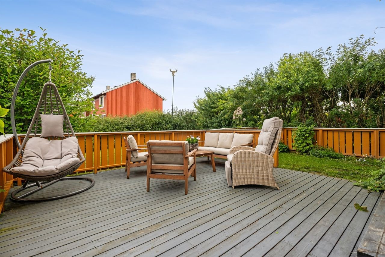 Terrassen strekker seg på 3 sider av boligen. Busker/hekk rundt hagen gjør den usjenert. Galleribilde