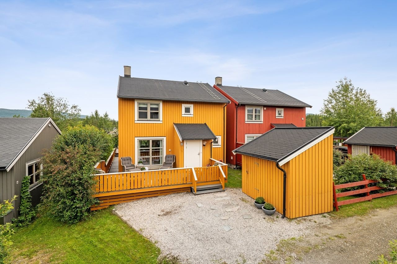 Romslig og flott familiebolig med fin hage. Galleribilde