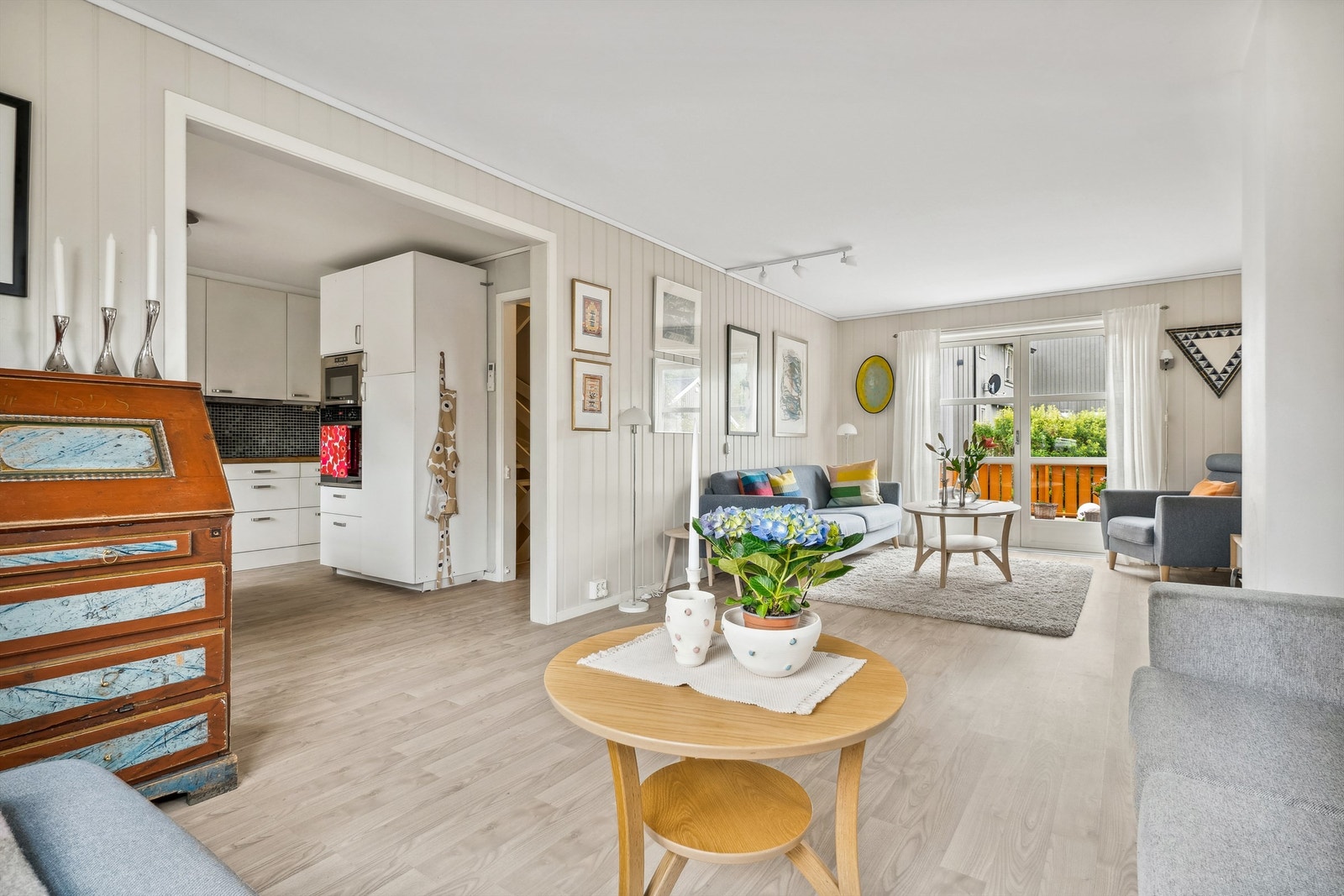 Stua er pusset opp med fine overflater. Galleribilde