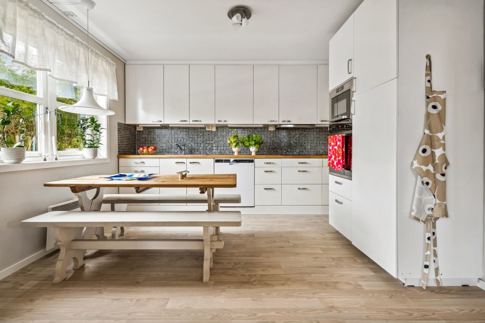 Lyst og moderne kjøkken fra IKEA. Galleribilde