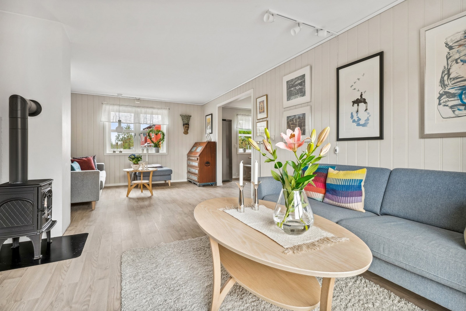 Lys og innbydende stue med god plass til møblering. Galleribilde