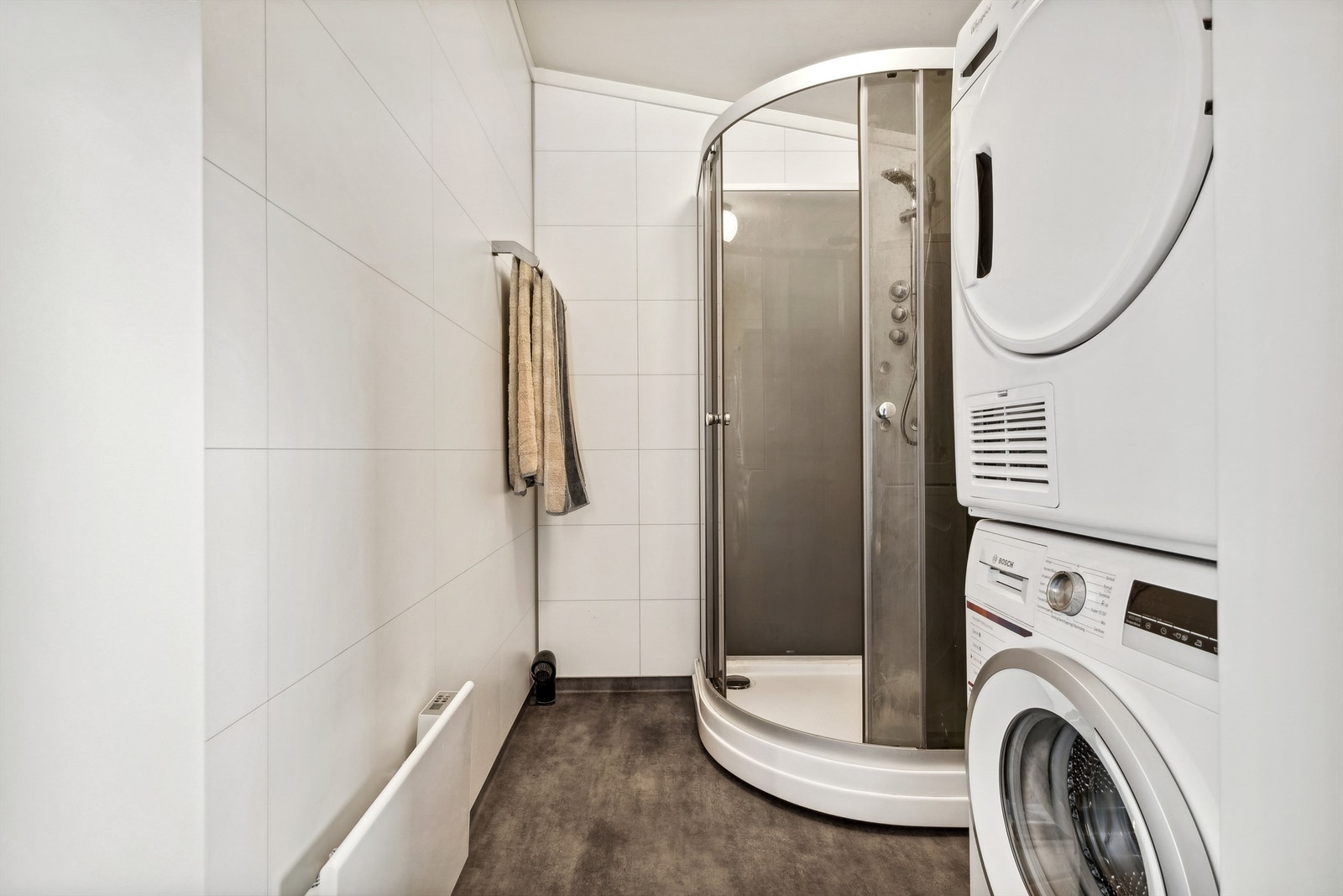 Badet har dusjkabinett og opplegg for både vaskemaskin og tørketrommel. Galleribilde