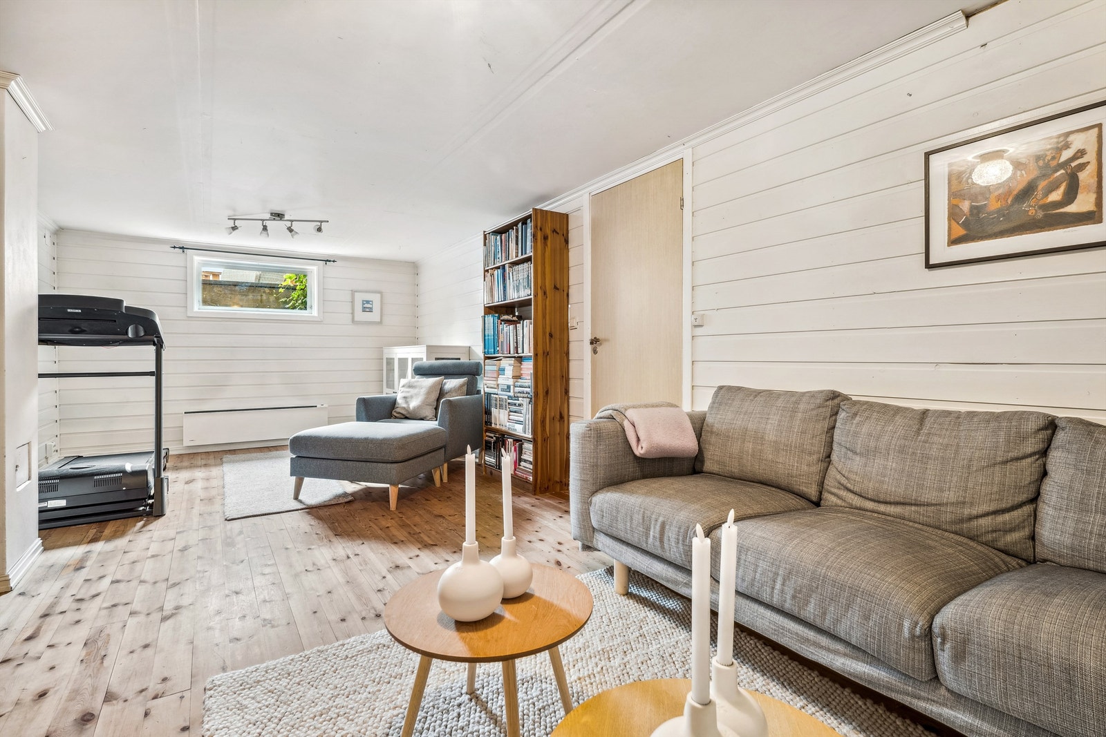 Lyst og trivelig kjellerstue med gode møbleringsmuligheter. Rommet er ikke godkjent til varig opphold. Galleribilde