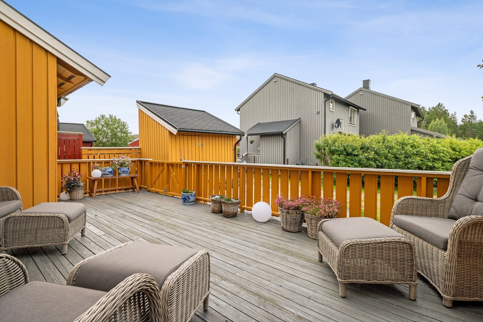 Romslig terrasse med god plass for utemøblement. Galleribilde