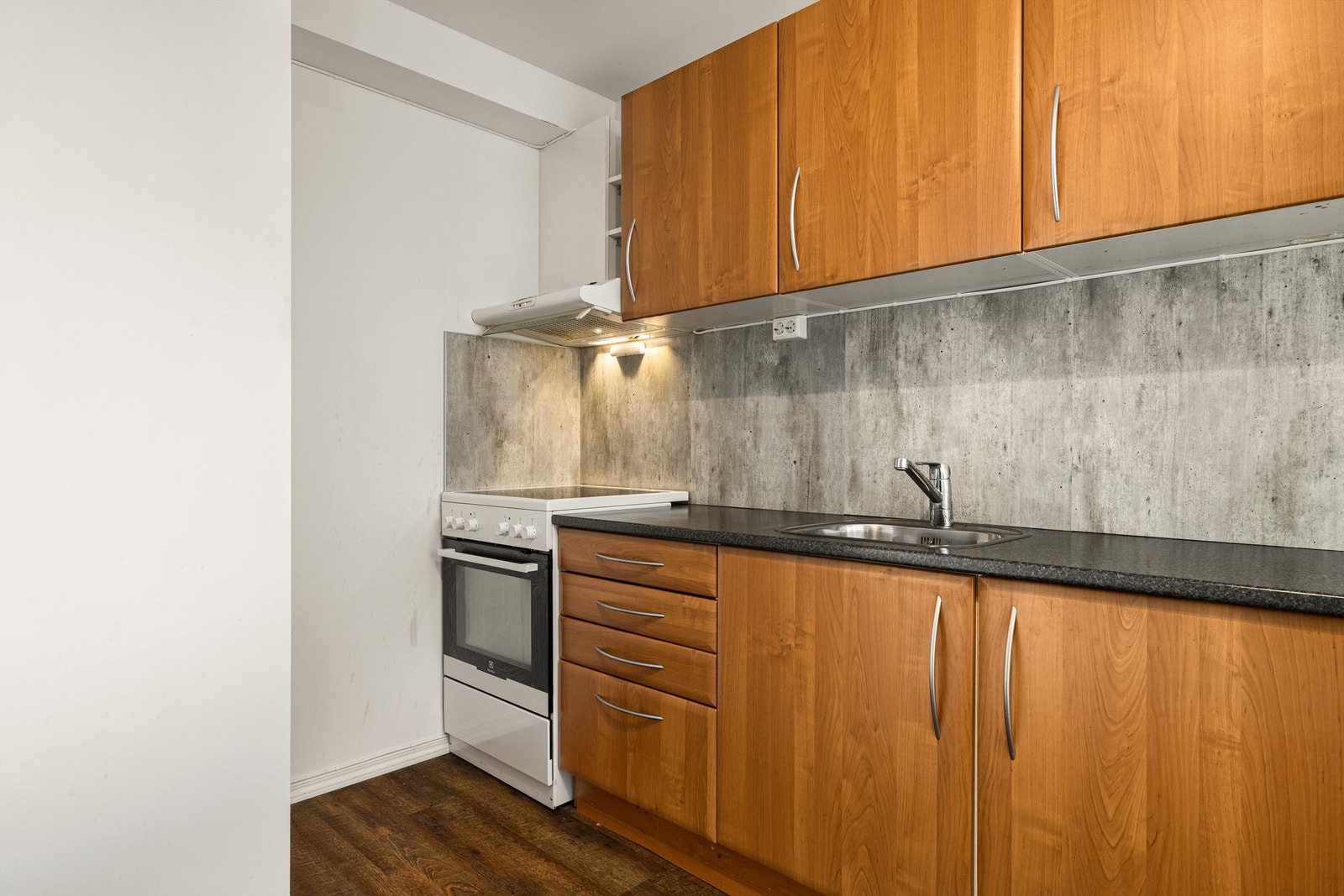 Kjøkkeninnredningen er oversiktlig og funksjonell, montert i åpen løsning med både stuen og entreen. Galleribilde