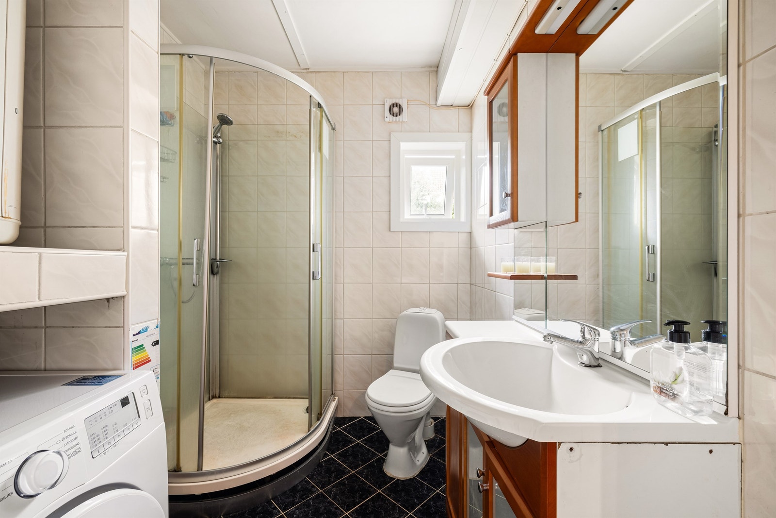 Badet er fra ukjent årstall og gitt TG 2, fornying bør påregnes. Dusjkabinett begrenser vannpåkjenning på overflatene. Galleribilde