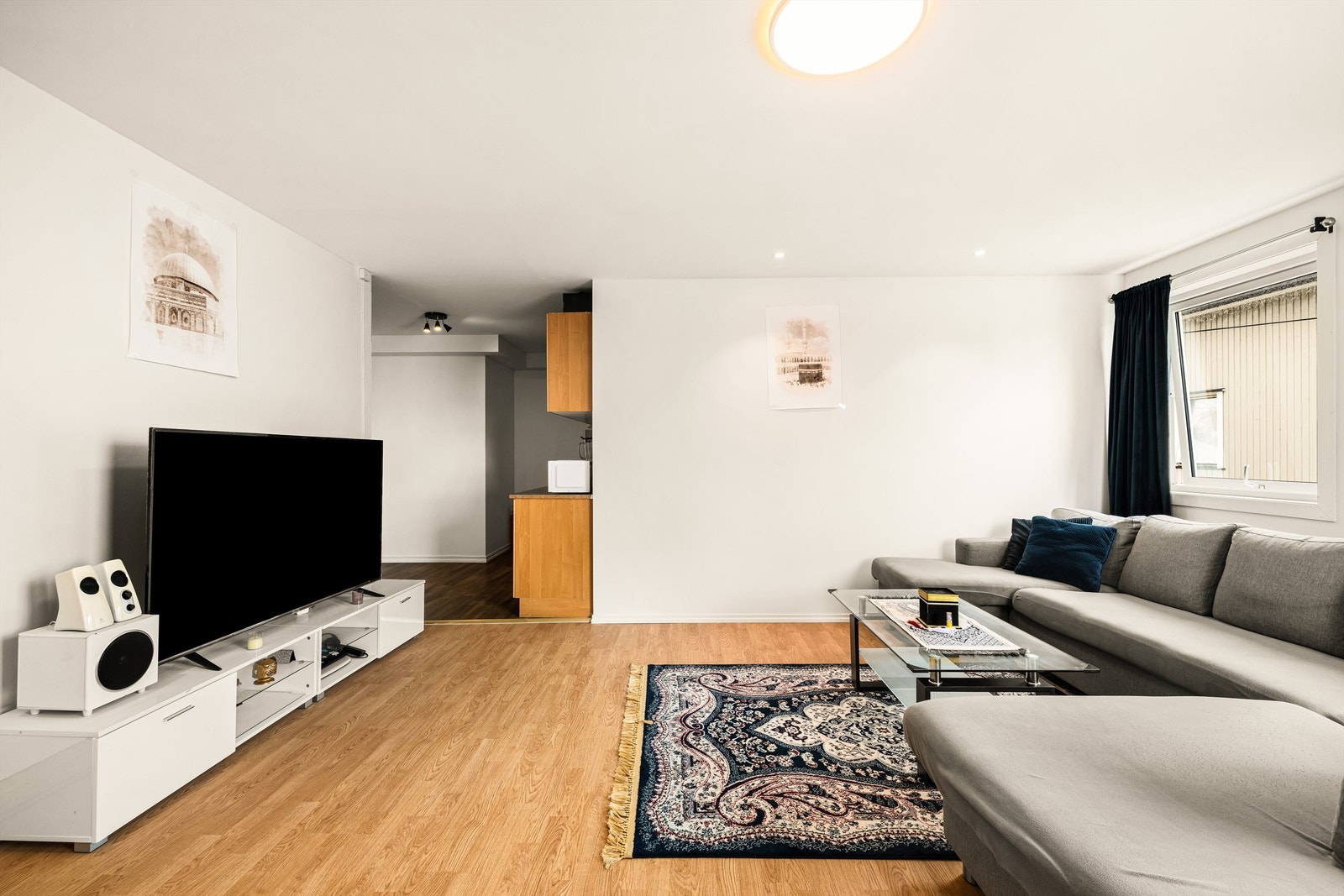 Overflater på vegger og himling ble malt både i stuen og på kjøkkenet i 2023. Galleribilde