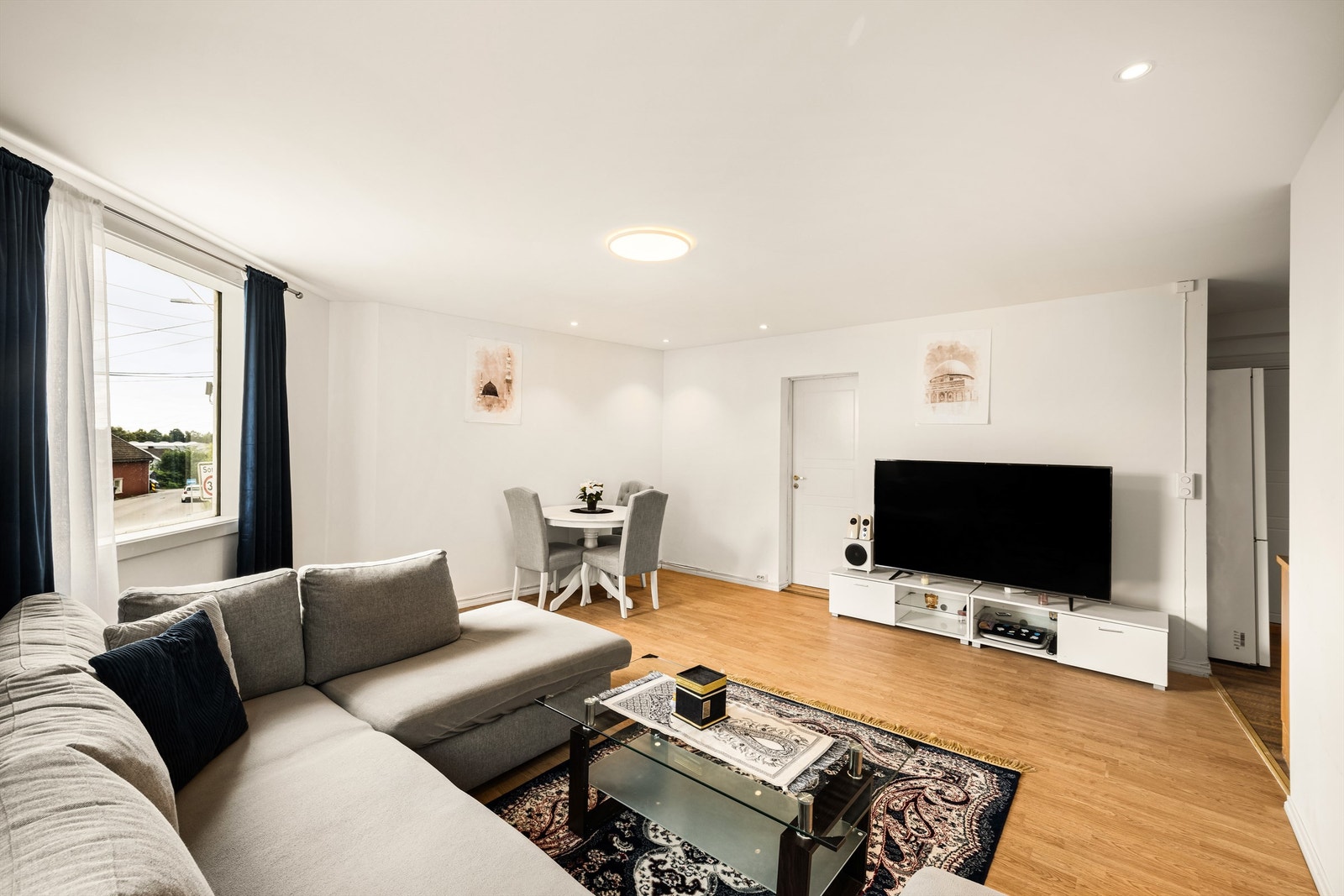 Stuen ble sommeren 2023 oppgradert med nytt vindu, nytt laminatgulv og ny himling med spotter som kan dimmes. Galleribilde