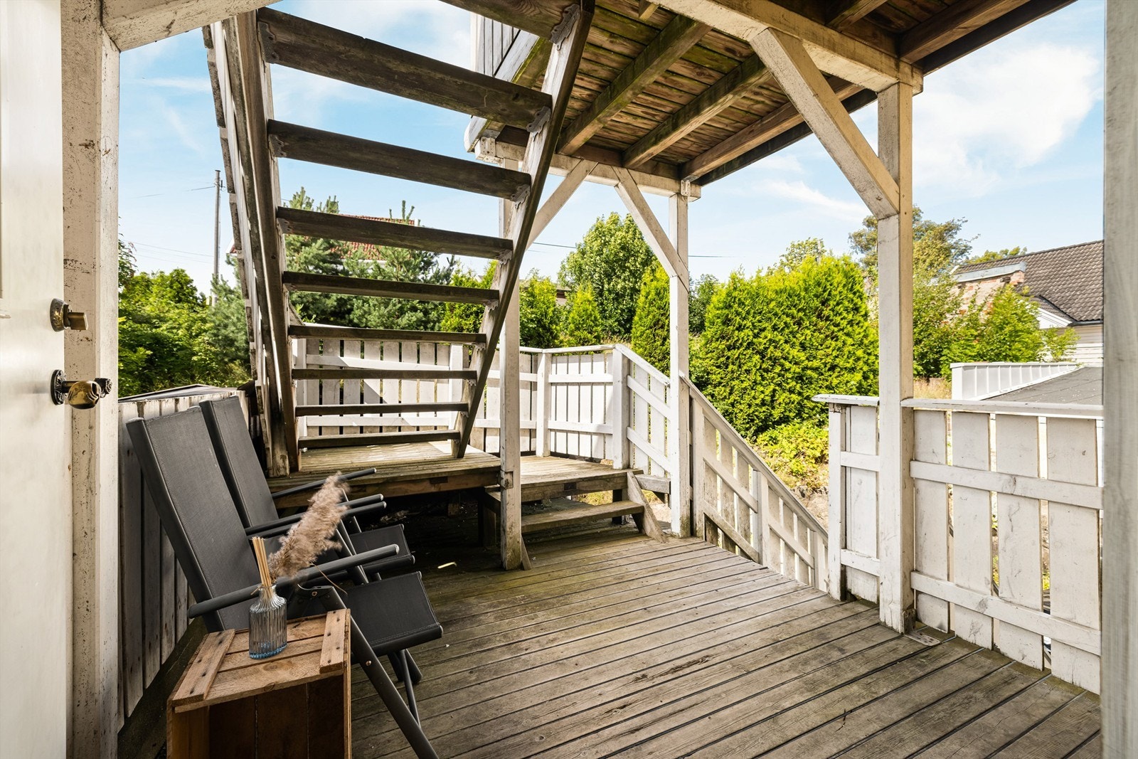 Leiligheten har ikke balkong, men det er mulig å sitte ute på felles trappeoppgang i bakgården. Galleribilde