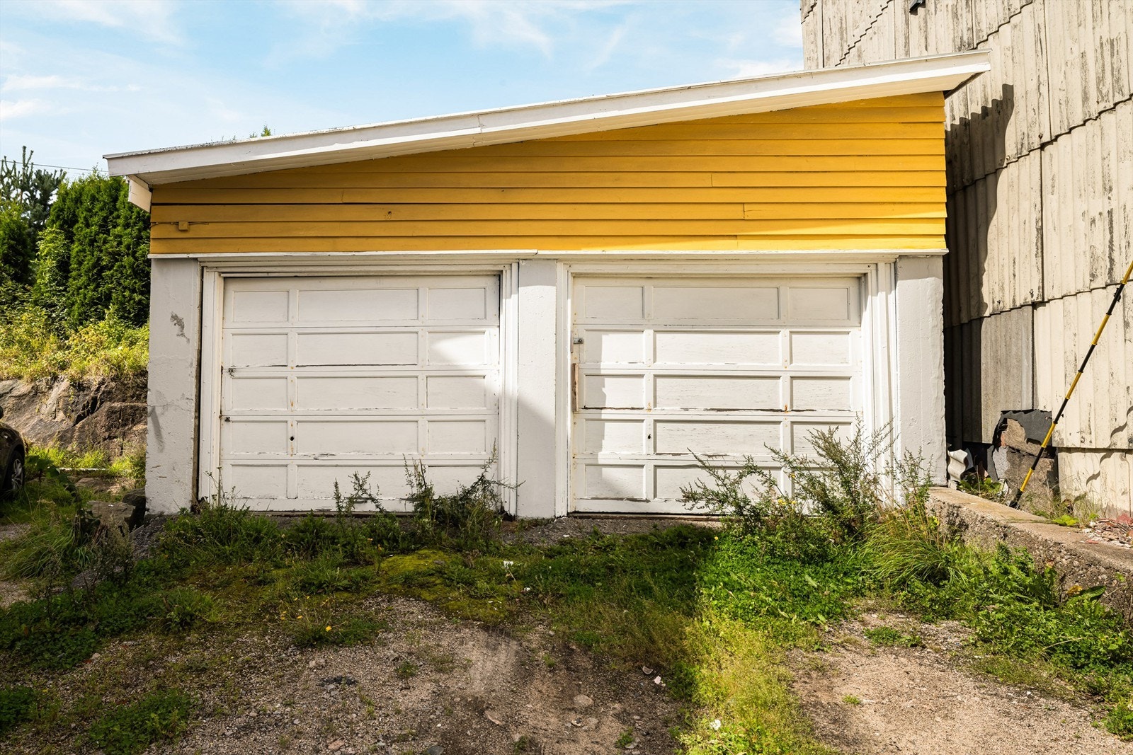 Felles garasje i bakgården. Galleribilde