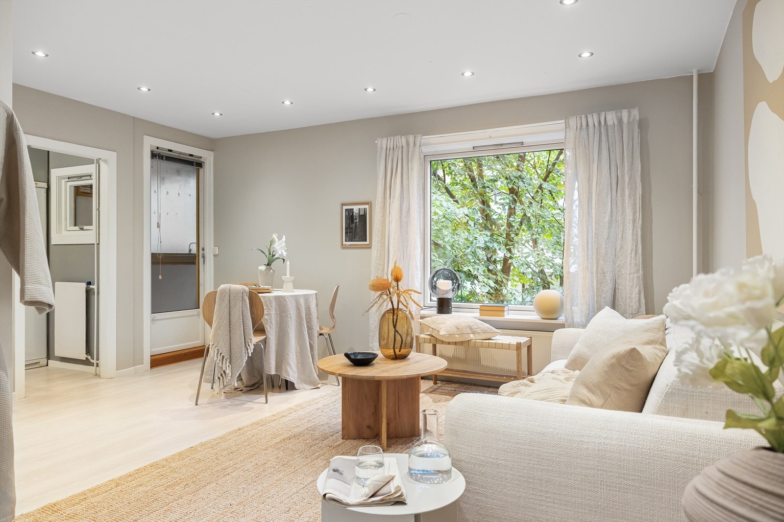 Det er godt innslipp av naturlig lys med store vindusflater og gode solforhold Galleribilde