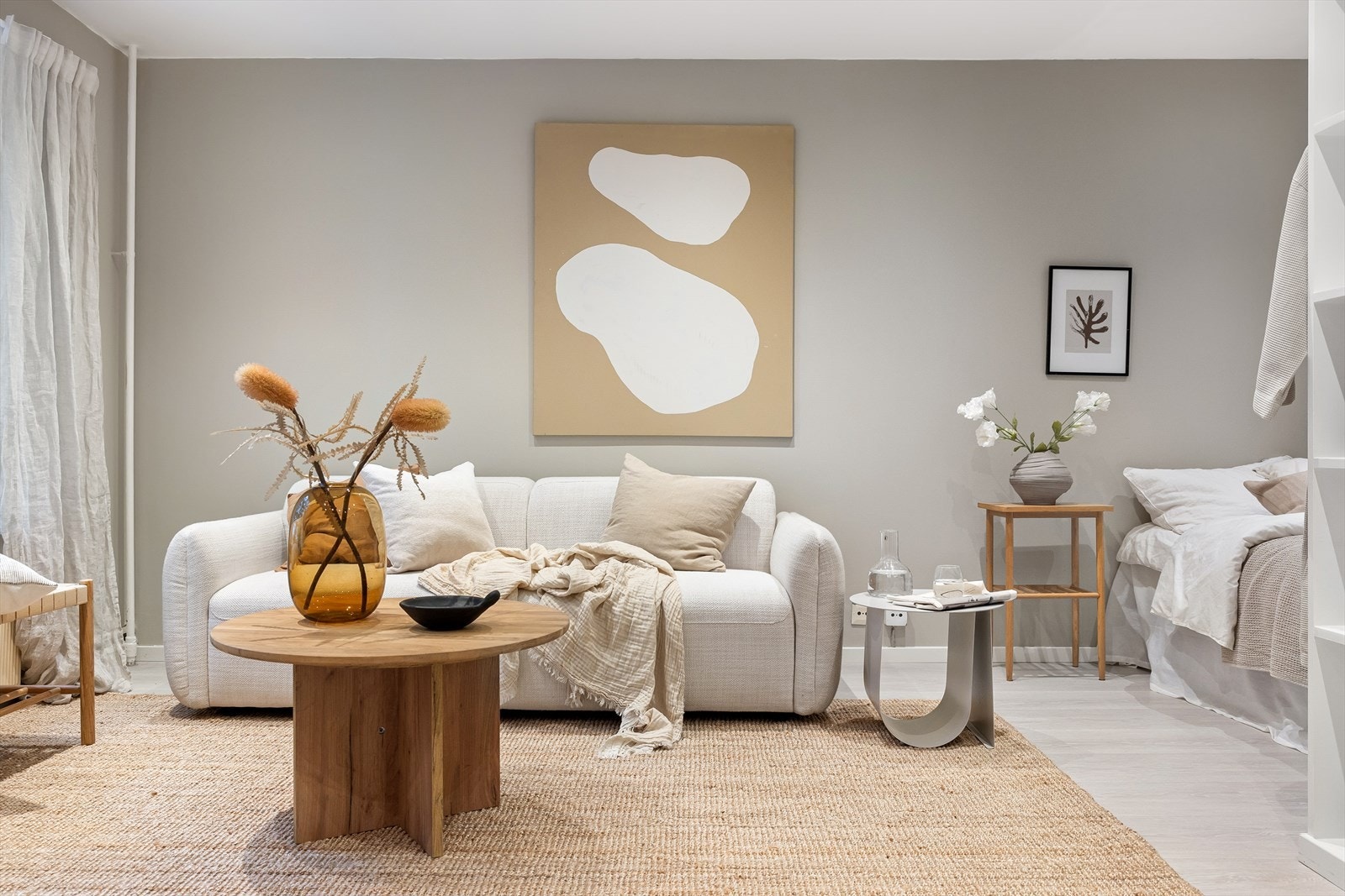 Leiligheten oppleves velholdt og moderne med stilrene overflater Galleribilde