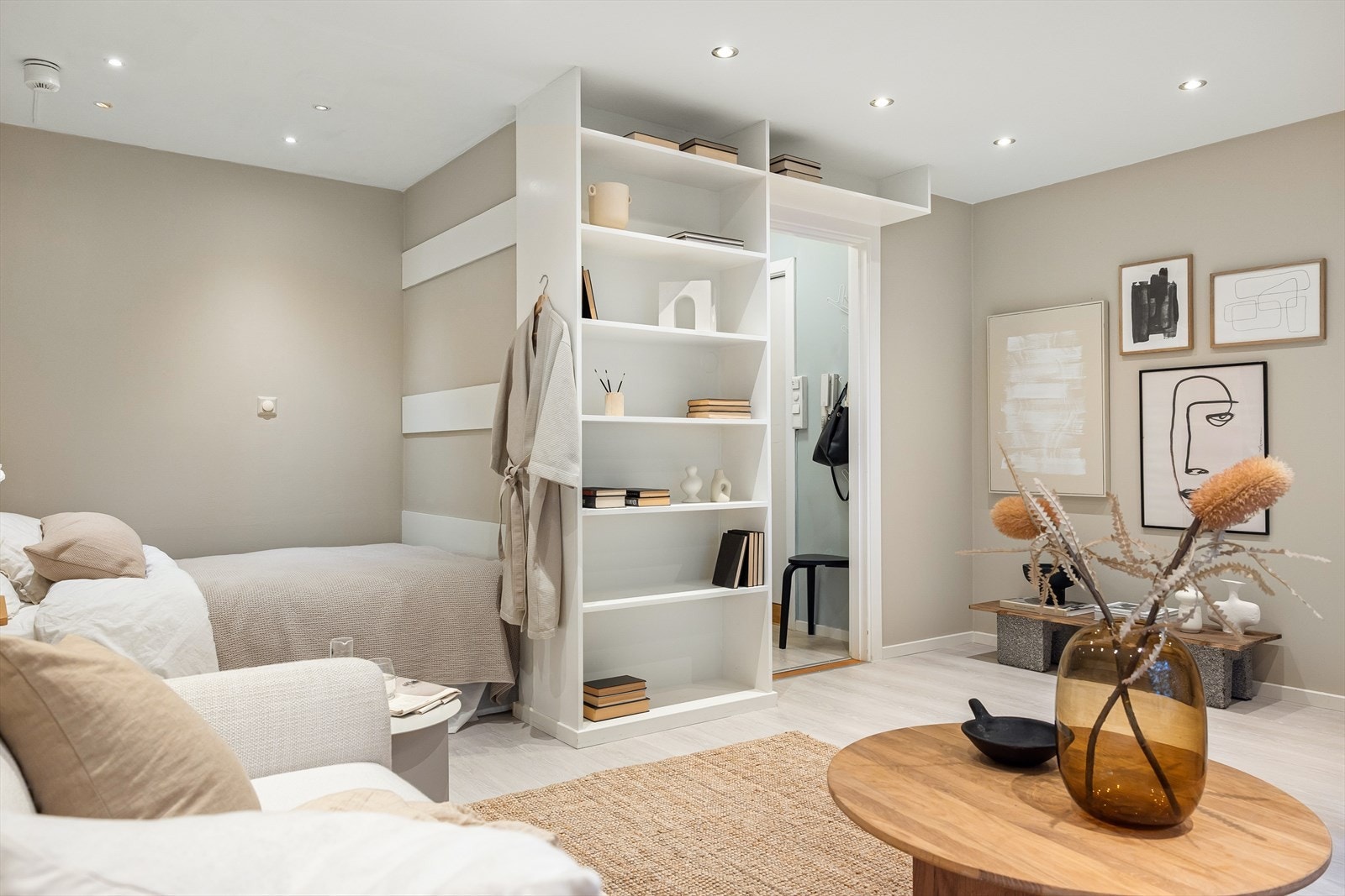 Det er godt med lagringsplass i boligen med blant annet bokhylle og skyvedørsgarderobe. I tillegg disponerer man to kjellerboder Galleribilde