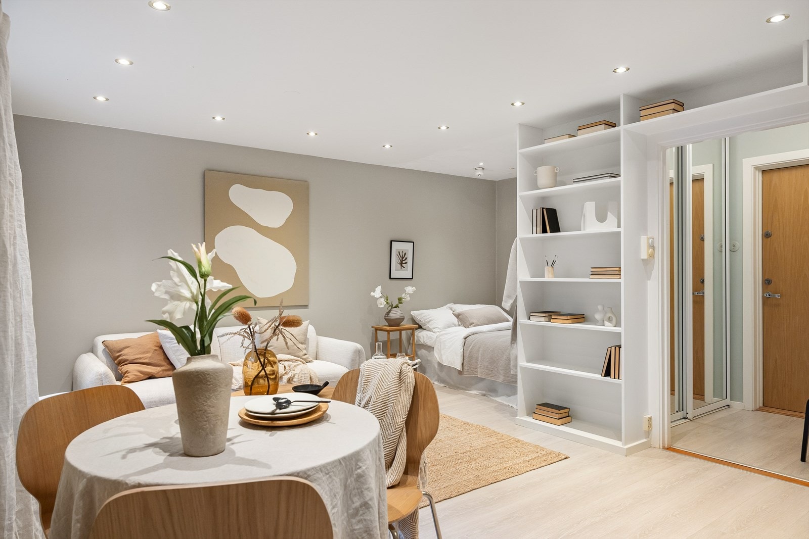 Rommet har en planløsning som oppleves naturlig, som gjør innredningsjobben enkel Galleribilde