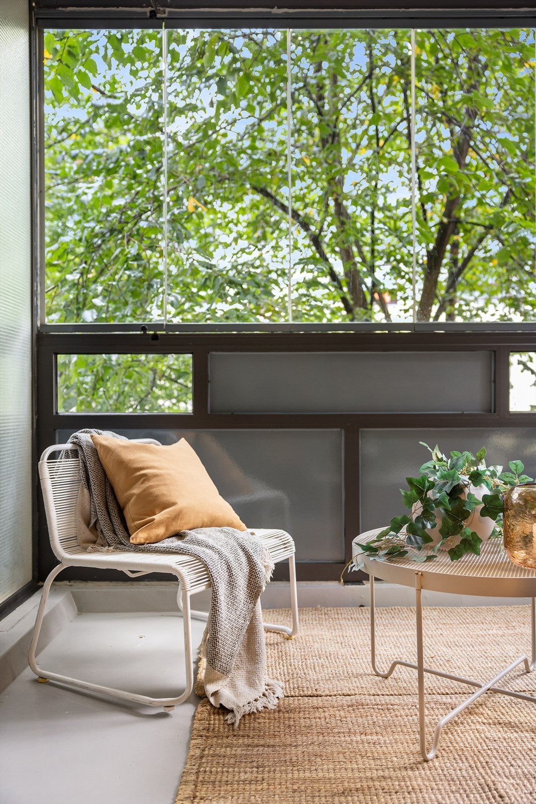 Fra stuen er det utgang til en sydvendt, innglasset balkong på 7 kvm. Galleribilde