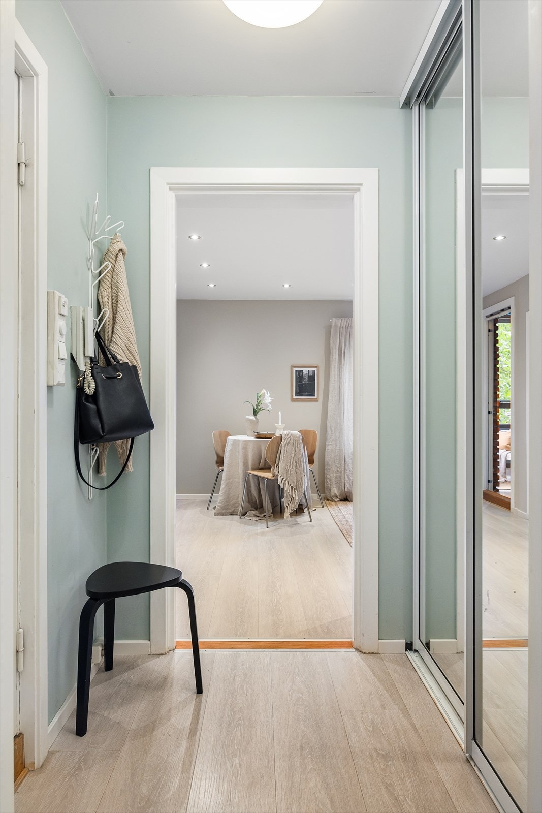 I gangen er det godt med oppbevaringsplass i stor skyvedørsgarderobe Galleribilde