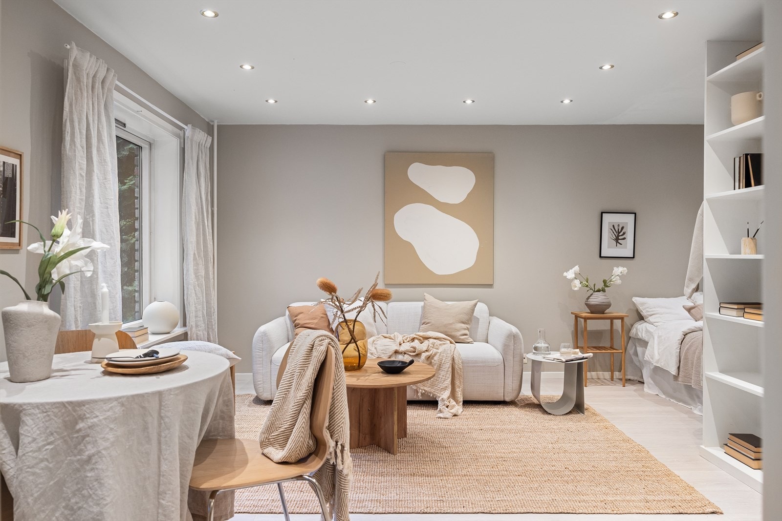 I stuen er det god plass til sofagruppe, sofabord og tv-møblement Galleribilde