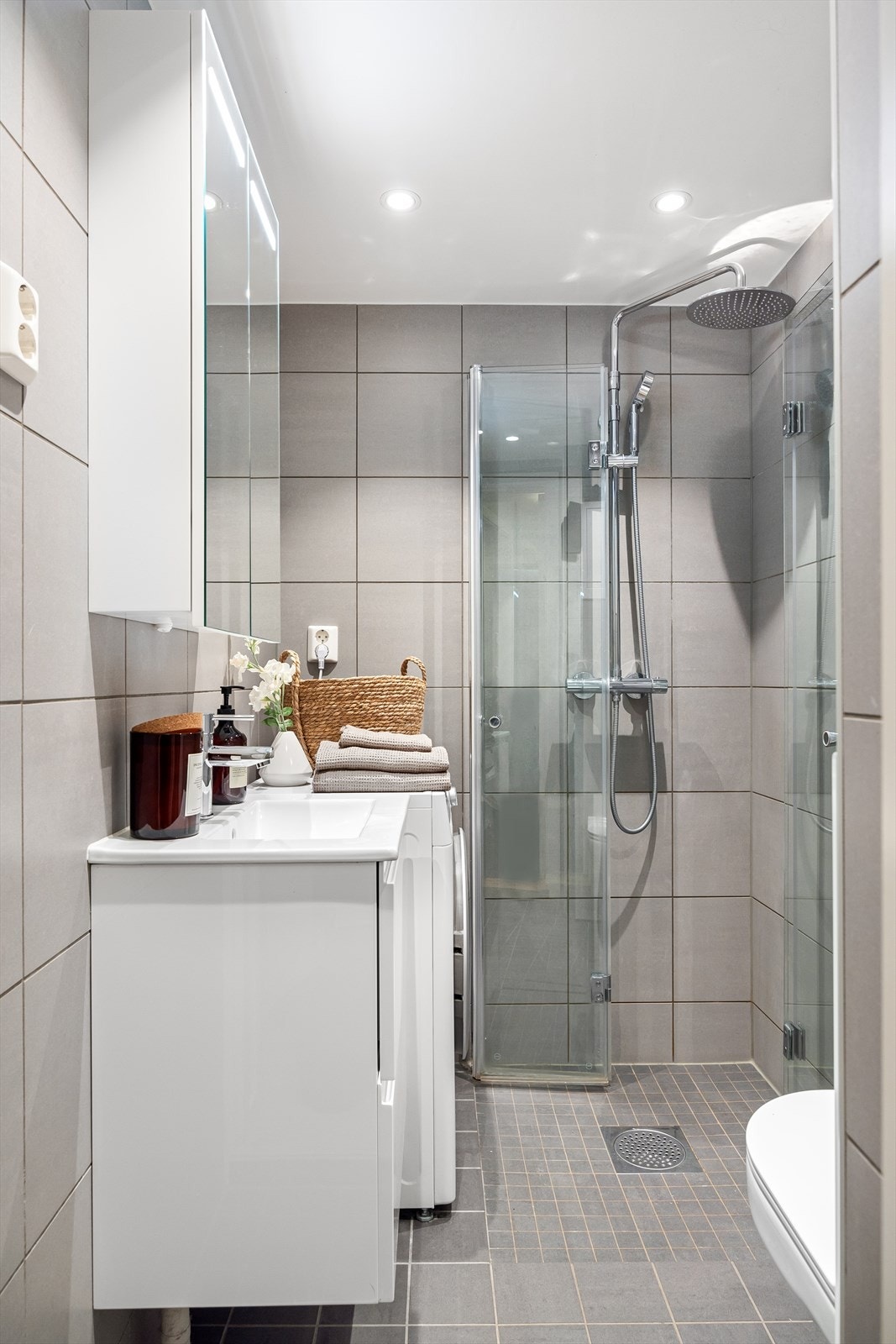 Delikat bad pusset opp i 2021 med flislagte overflater, behagelig gulvvarme og downlights i himling Galleribilde