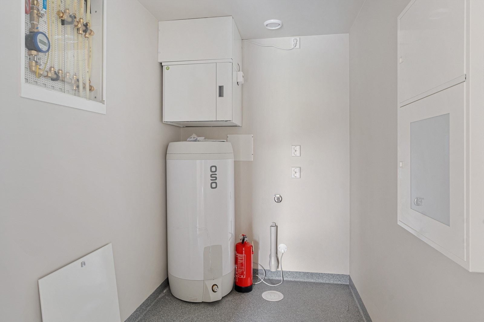 Praktisk og separat vaskerom/bod med gode oppbevaringsmuligheter. Galleribilde