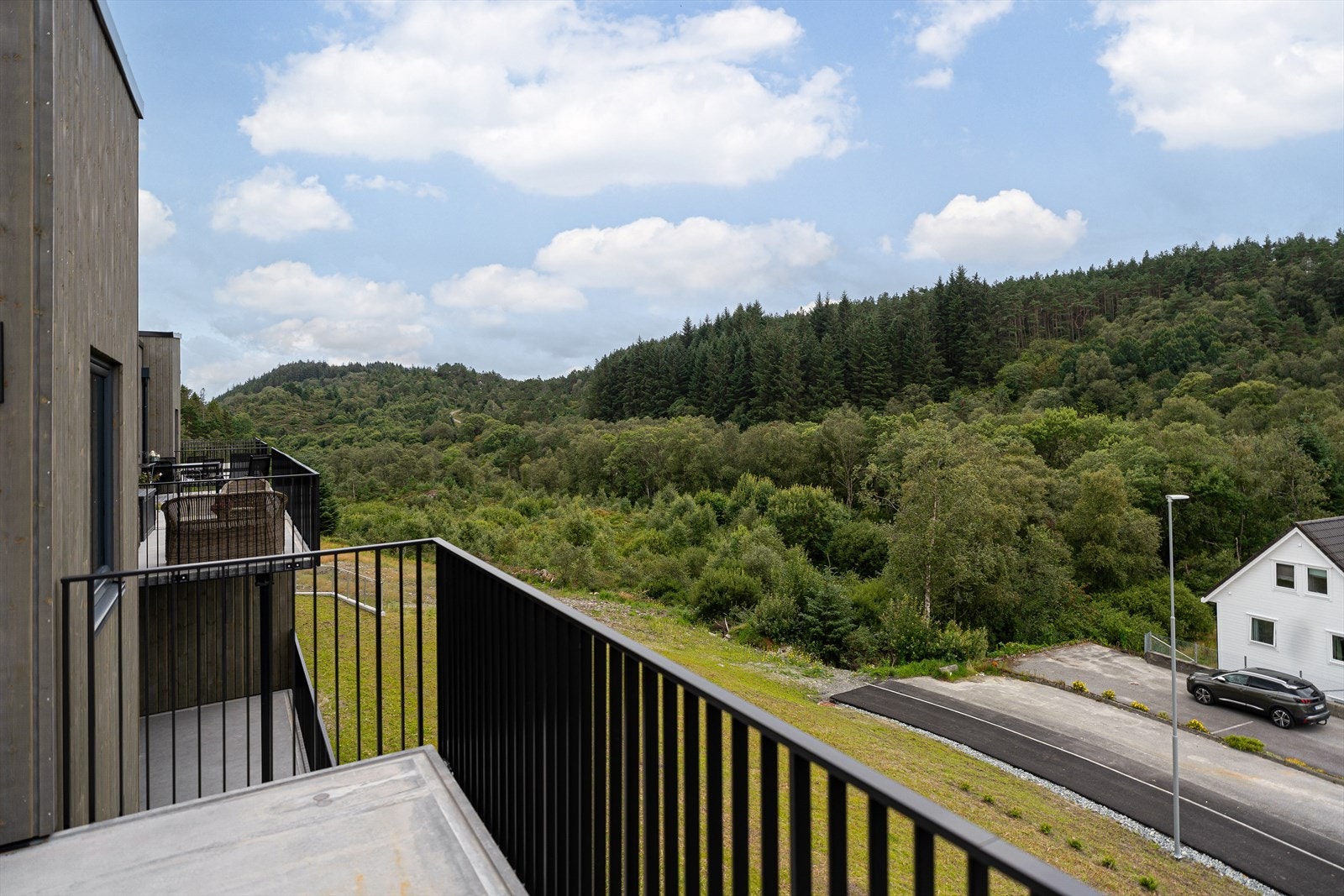 Vestvendt balkong med utsikt til nærliggende natur Galleribilde