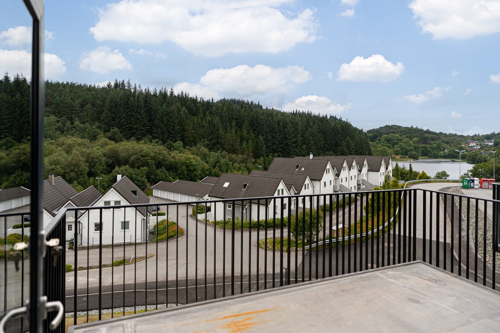 Leiligheten har solrik vestvendt balkong, samt stor felles takterrasse Galleribilde