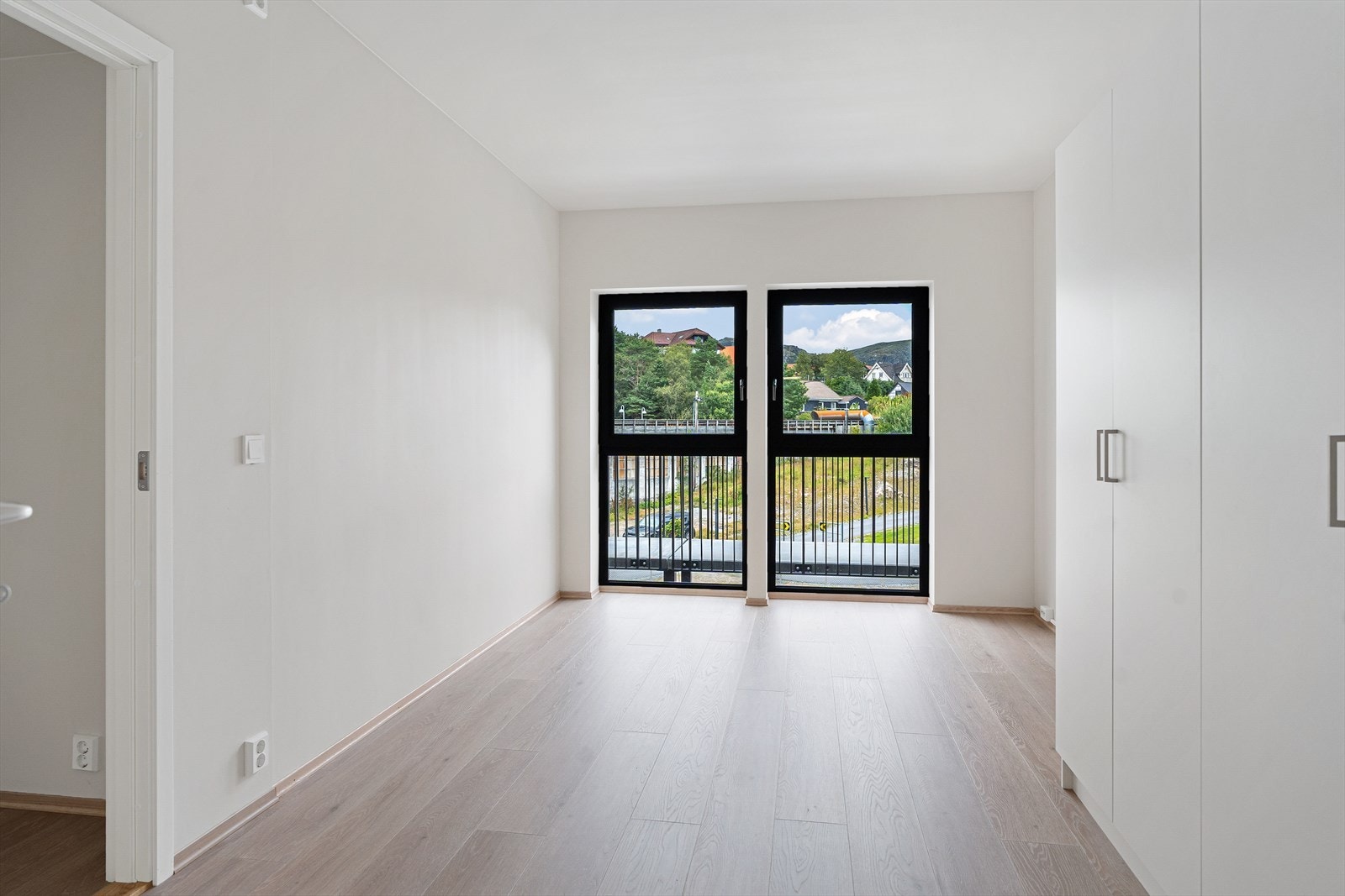 Hovedsoverom med god plass til dobbelseng og tilhørende nattbord Galleribilde