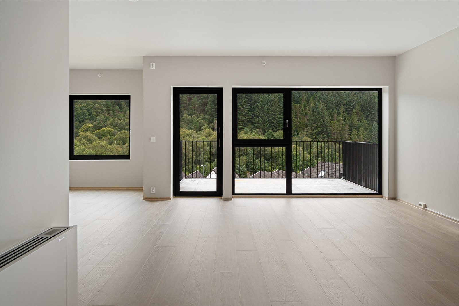 Store vinduer gir mye naturlig lys Galleribilde