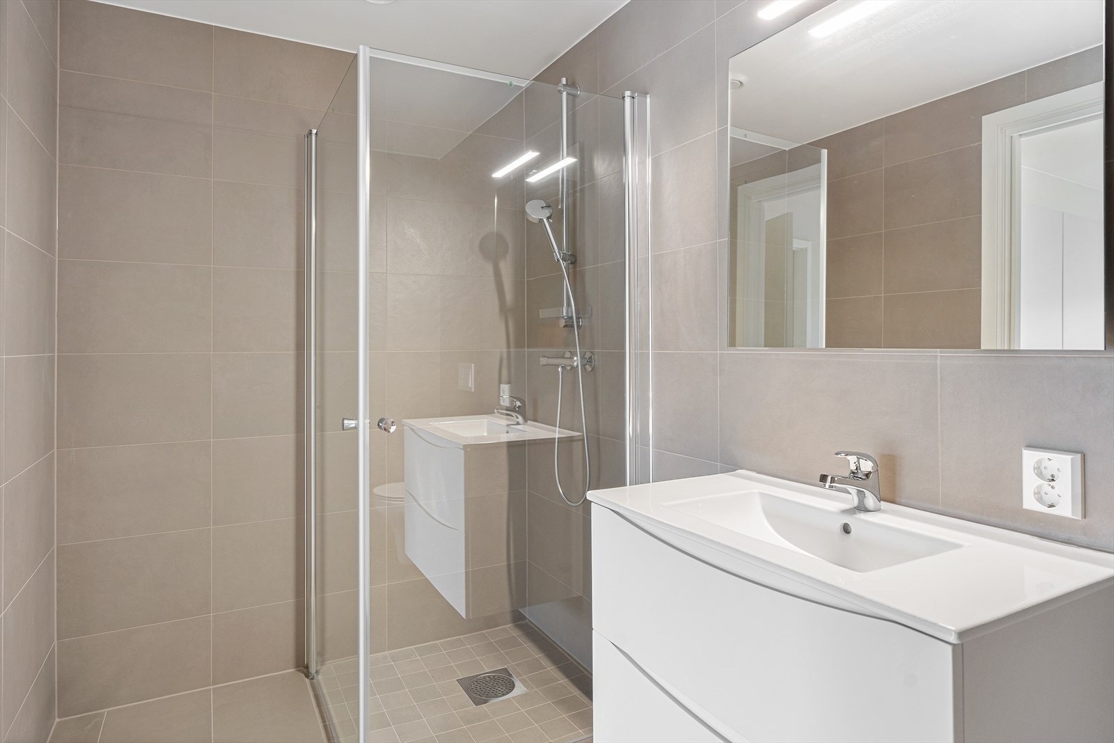 Hovedsoverommet har inngang til eget flislagt bad Galleribilde