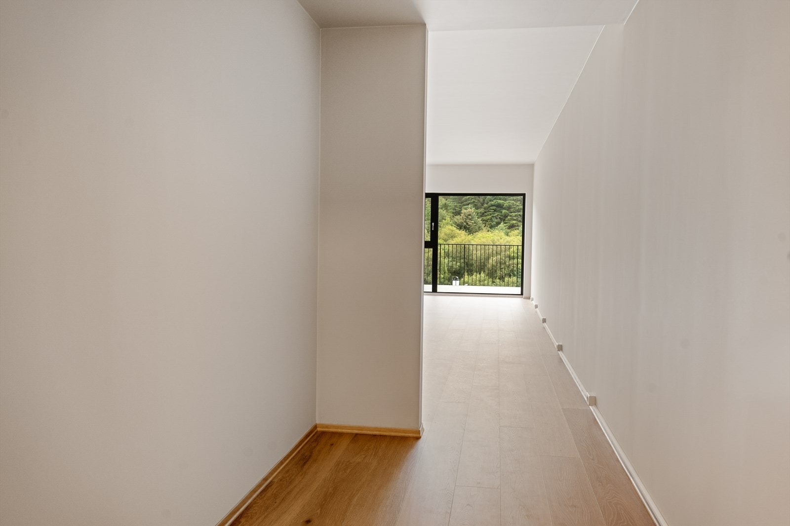 Gang med plass til garderobe Galleribilde