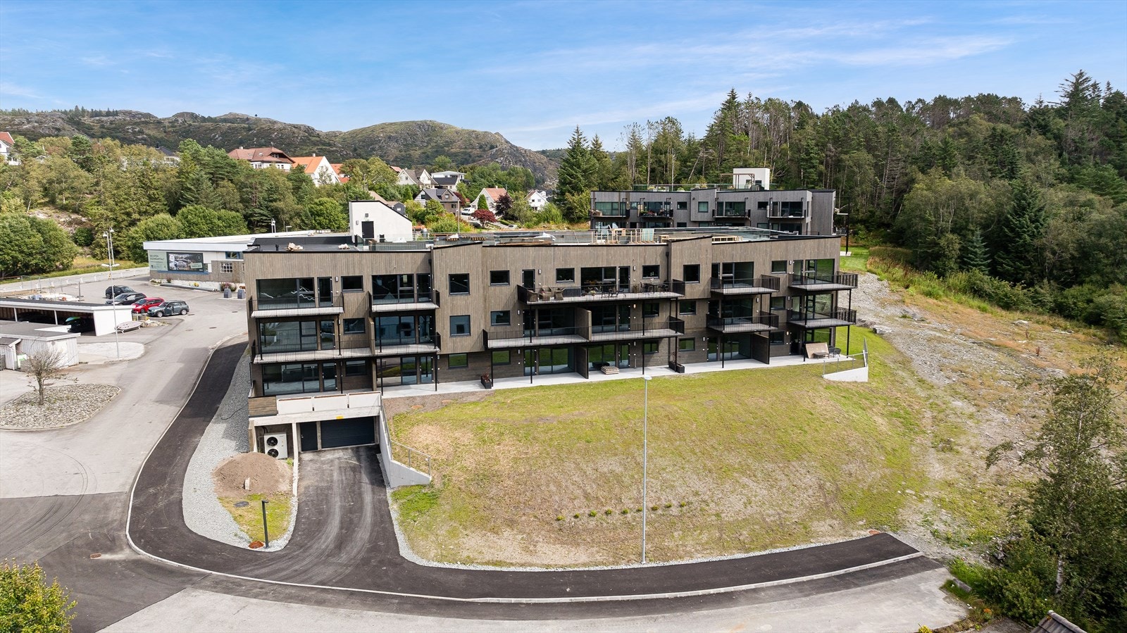 Innkjørsel til garasjeanlegg Galleribilde