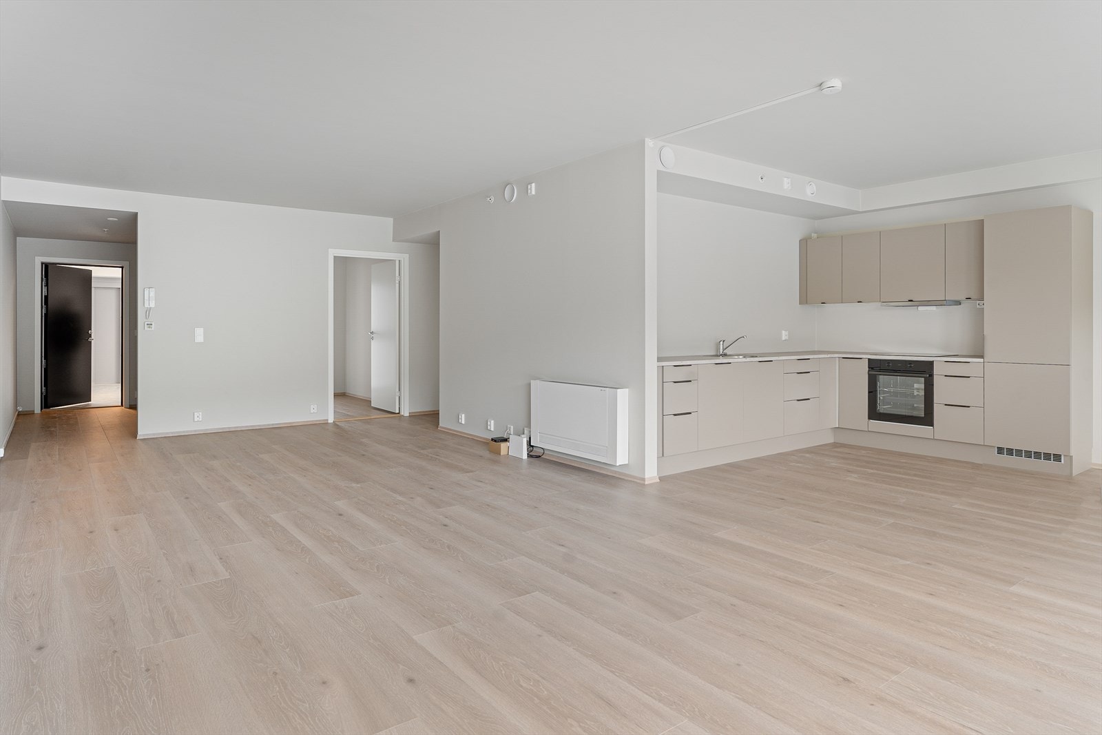 Delikat HTH kjøkken med integrerte hvitevarer fra Electrolux. God skap- og benkeplass Galleribilde