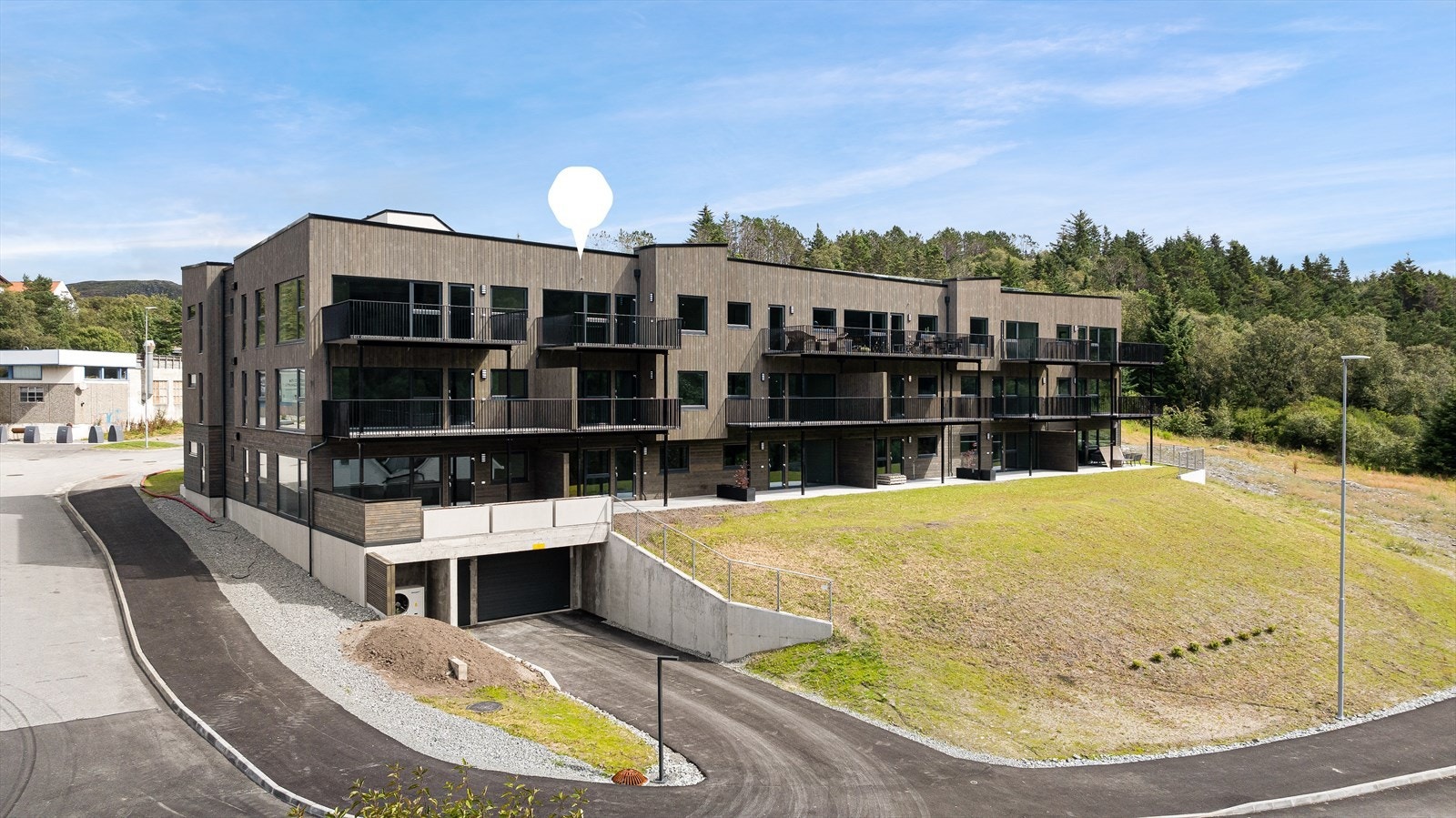 Velkommen til Trettemyrvegen 18 - Leilighet 302. Borettslaget ligger sentralt plassert i Skåredalen med attraktiv beliggenhet Galleribilde