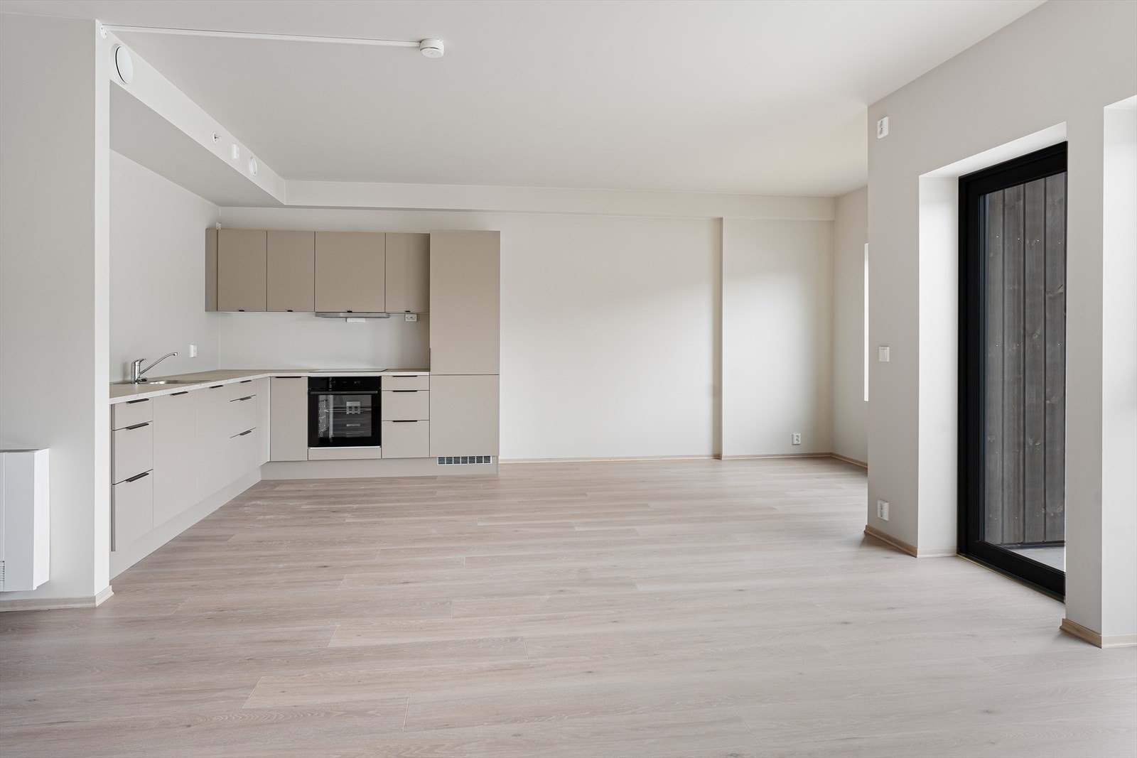 Leiligheten passer mennesker i alle livsfaser med stue/kjøkken, tre romslige soverom, to bad, separat vaskerom/bod og gang/entré. Galleribilde