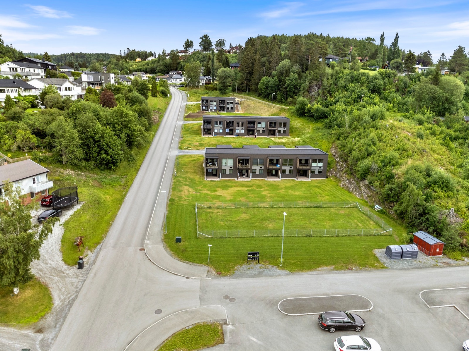 Både kunstgressbaner, hoppanlegg, skiskytteranlegg og skistadion i nærheten. Galleribilde