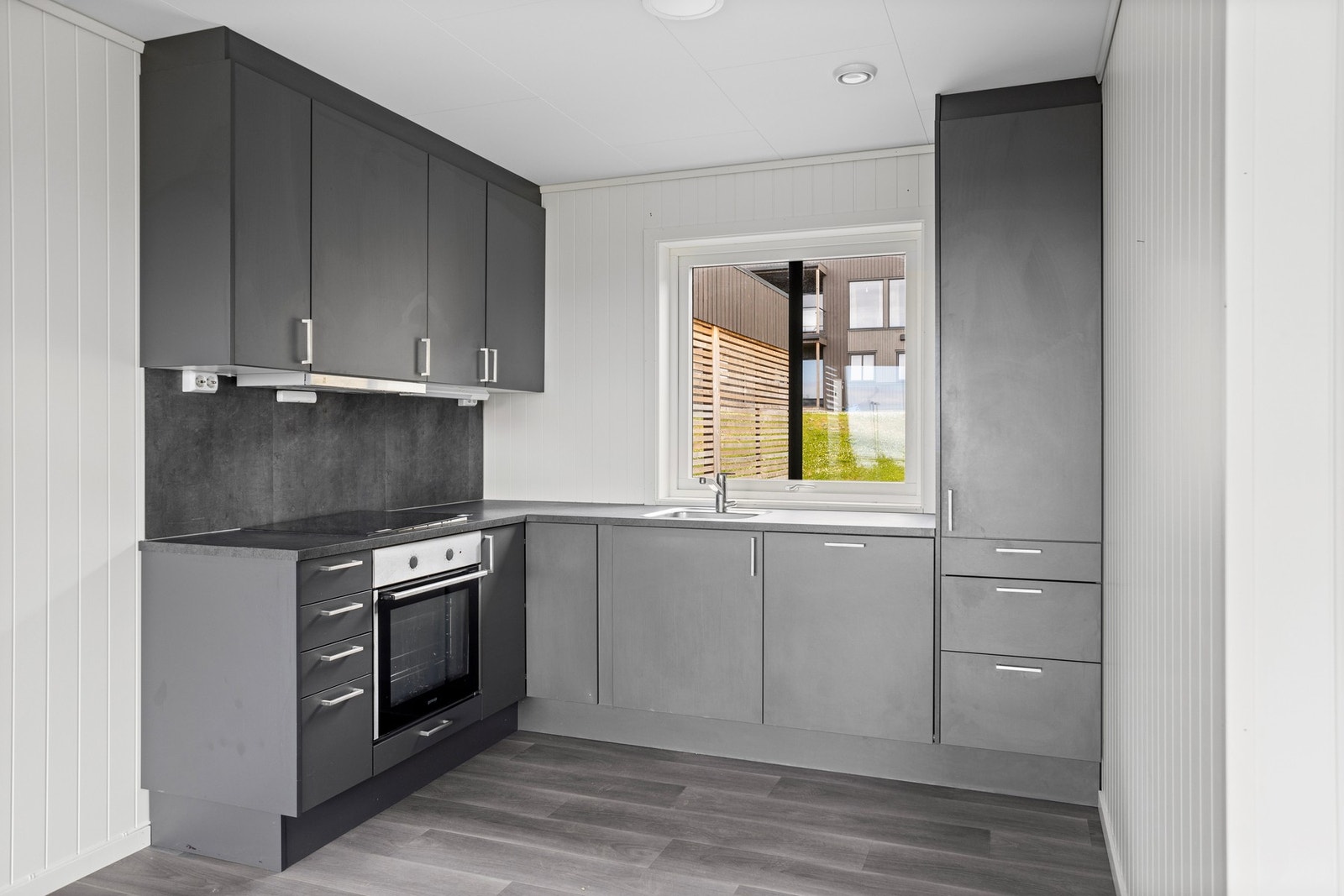 Pen kjøkkeninnredning med integrerte hvitevarer Galleribilde