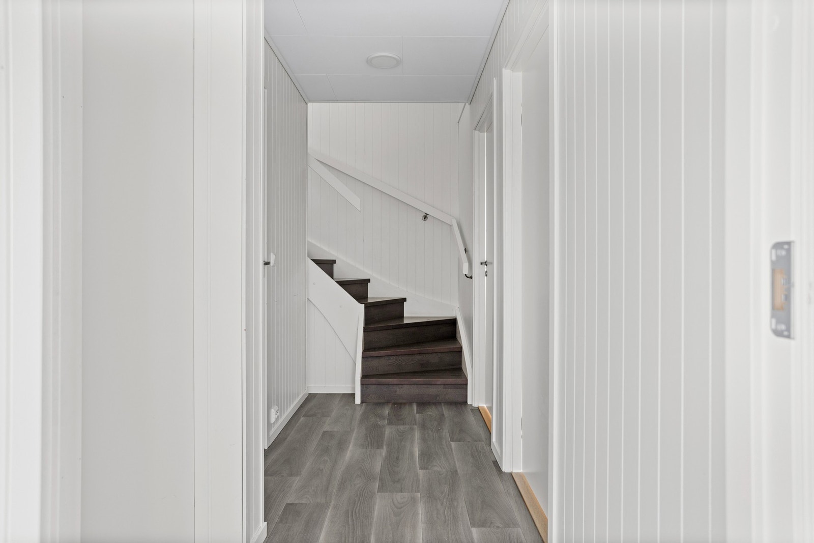 Trapp ned til underetasje som er innredet med tre soverom og bad Galleribilde