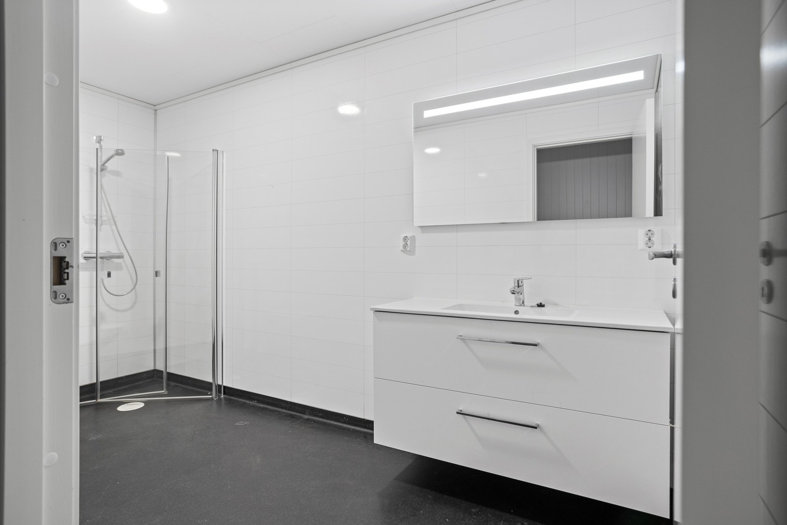 Bad - 8,5 kvm. Utstyrt med servantskap, toalett og innfellbare dusjdører Galleribilde