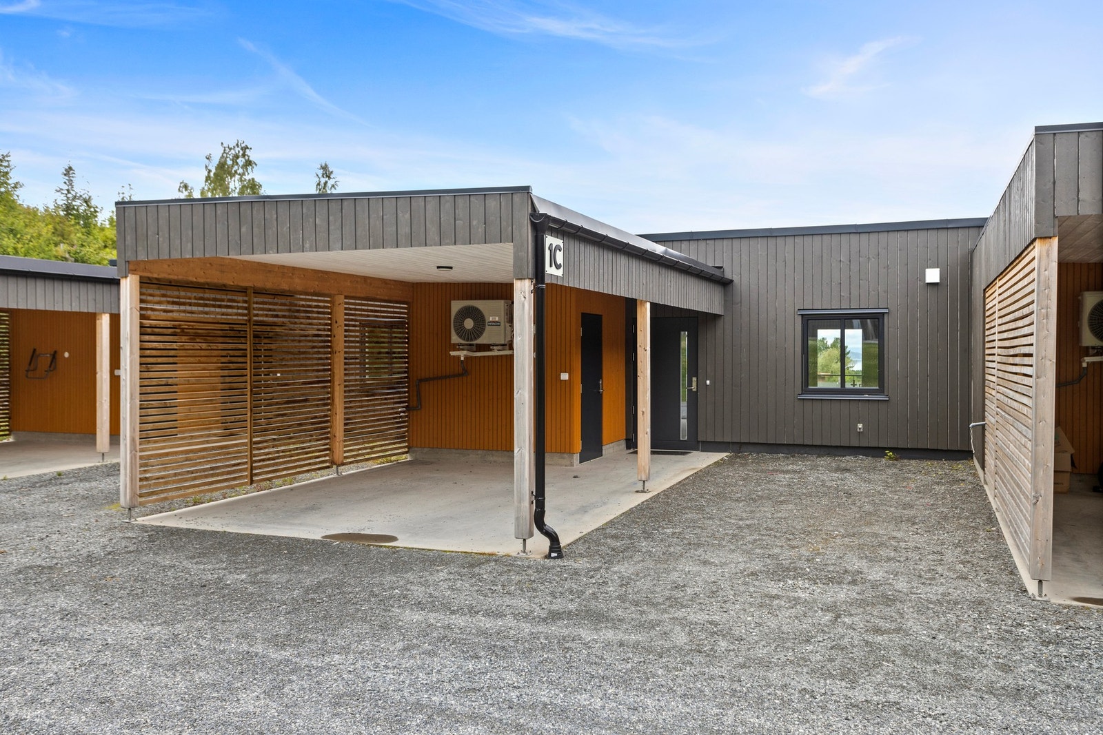 Moderne rekkehusleilighet over to plan. Carport tilknyttet inngangspartiet. Galleribilde