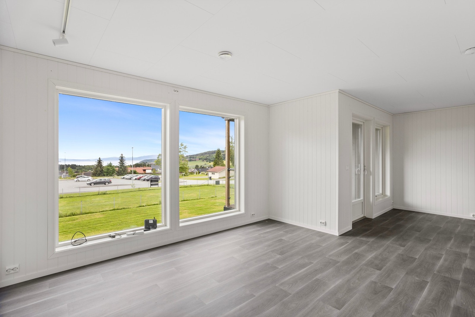 De store vinduene sørger for mye naturlig belysning inn i rommet Galleribilde