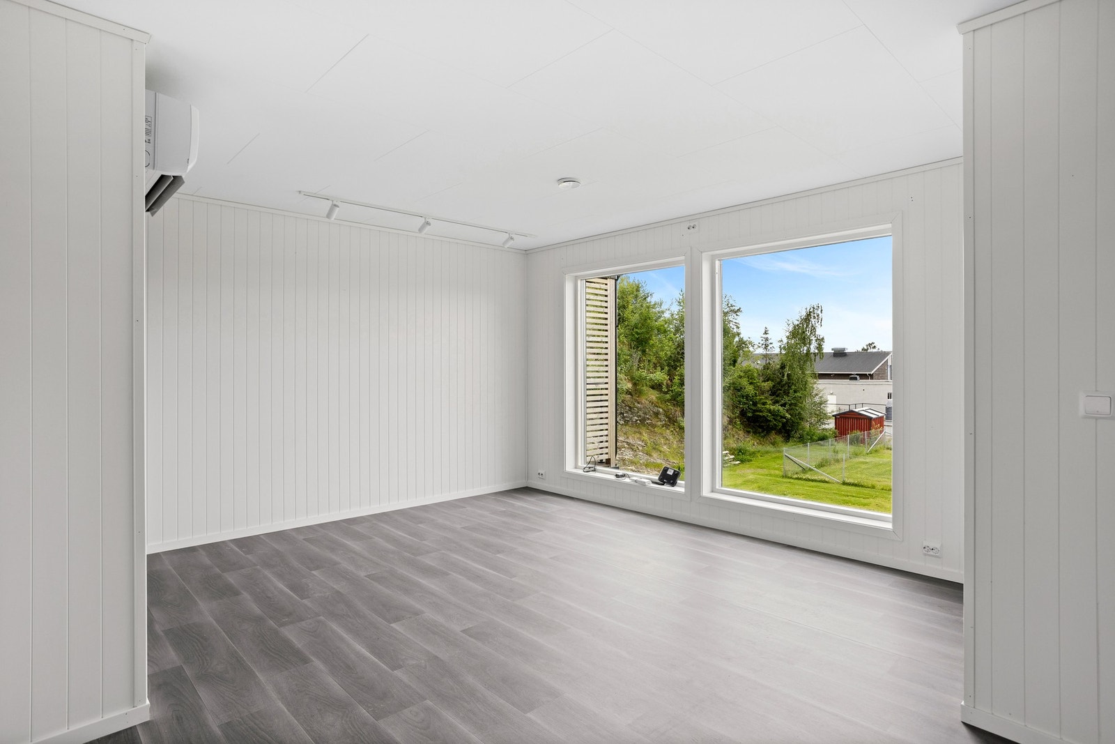 Stuen har en god planløsning med plass til sofagruppe og spisestuemøblement. Galleribilde