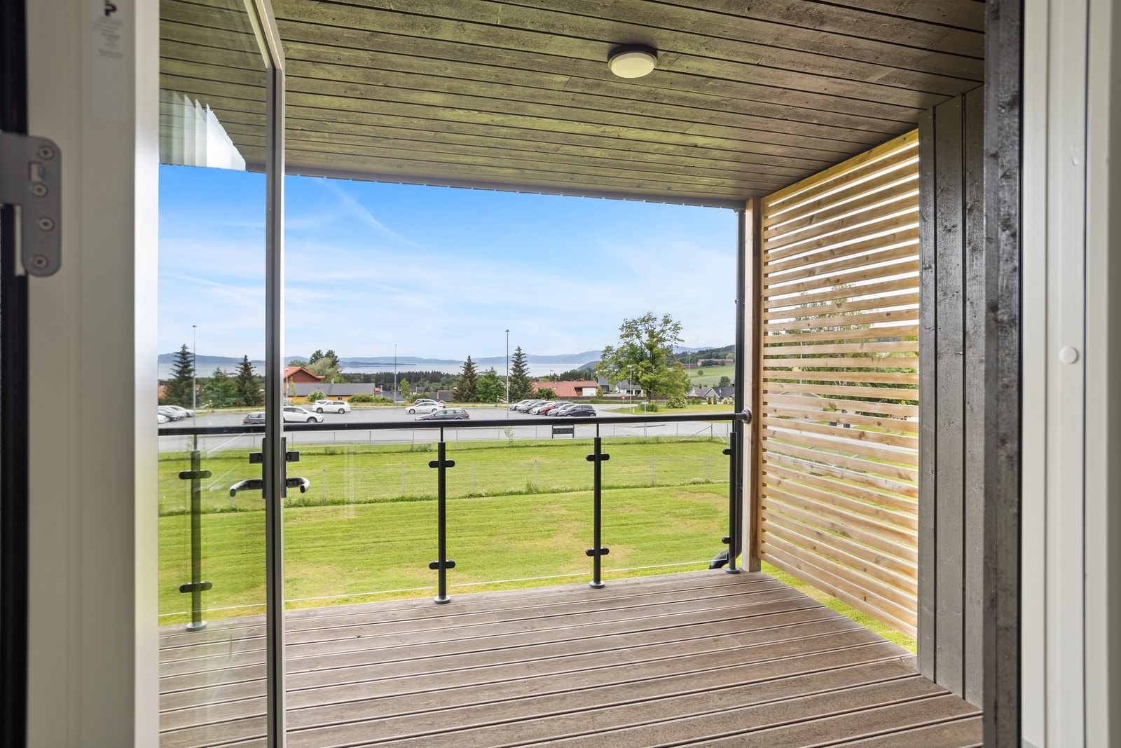 Fra stuen er det utgang til veranda - 8 kvm. Meget flott beliggende med panorama utover Kvamsenget og sjøen. Galleribilde