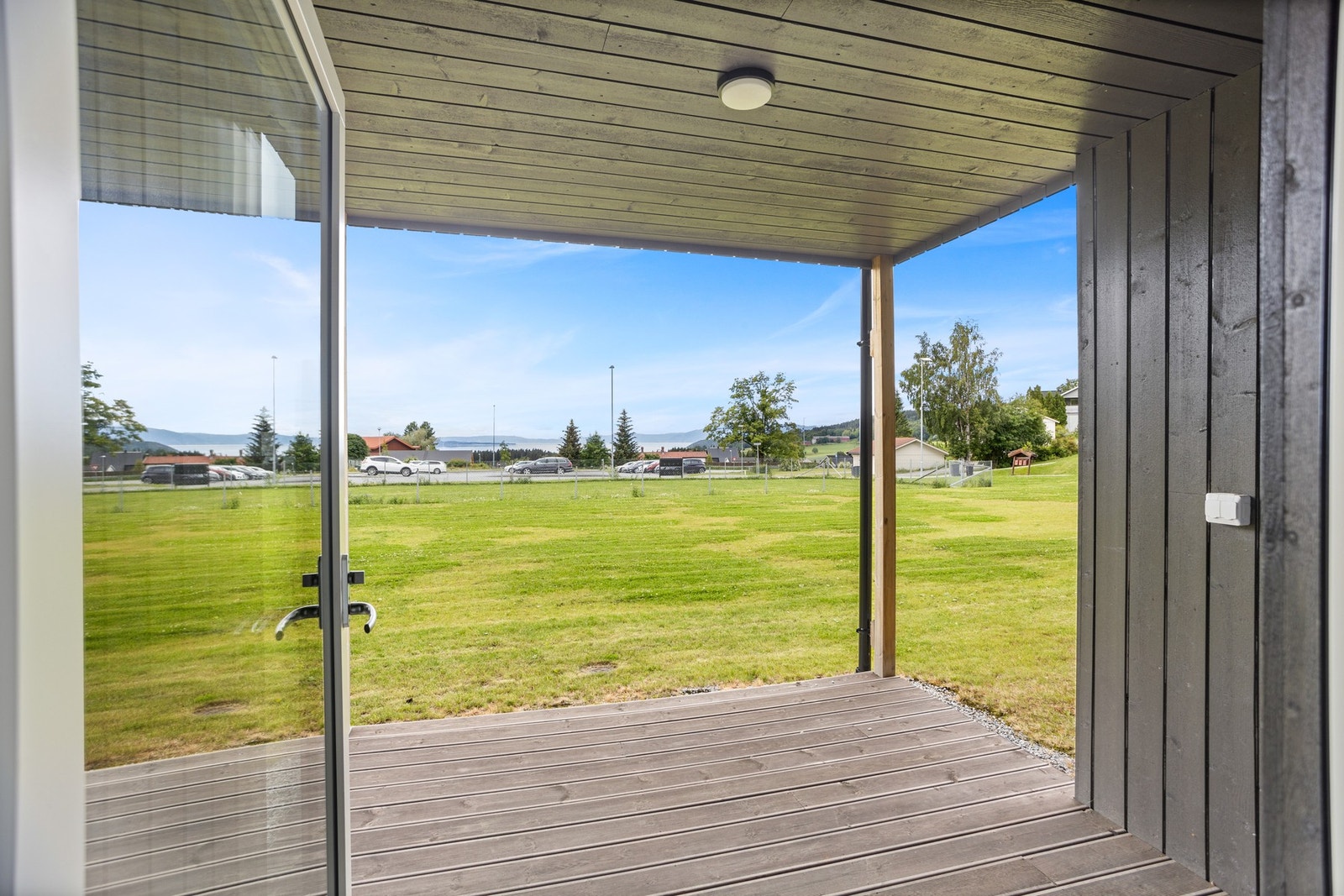 Fra soverommet er det utgang til markterrasse på 8 kvm. Galleribilde