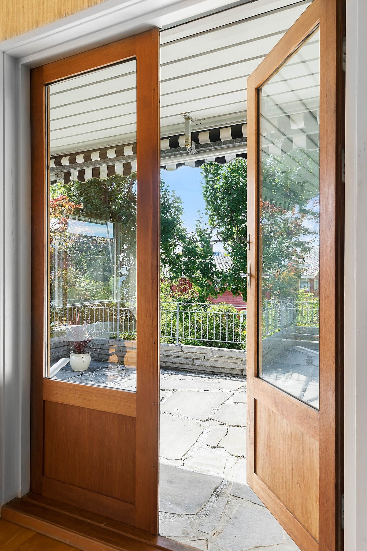 Stue med utgang til veranda Galleribilde