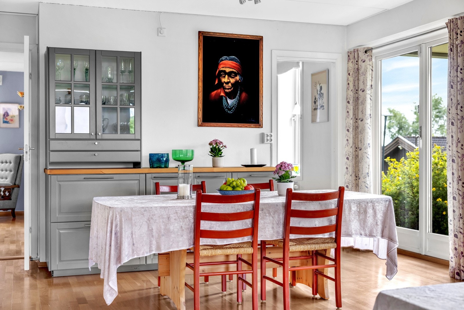 Det er plass til å innrede med spisebord og stoler i stuen. Galleribilde